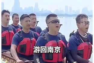 曼联0-2落后！现场观战的英力士体育总监布雷斯福德爵士面无表情